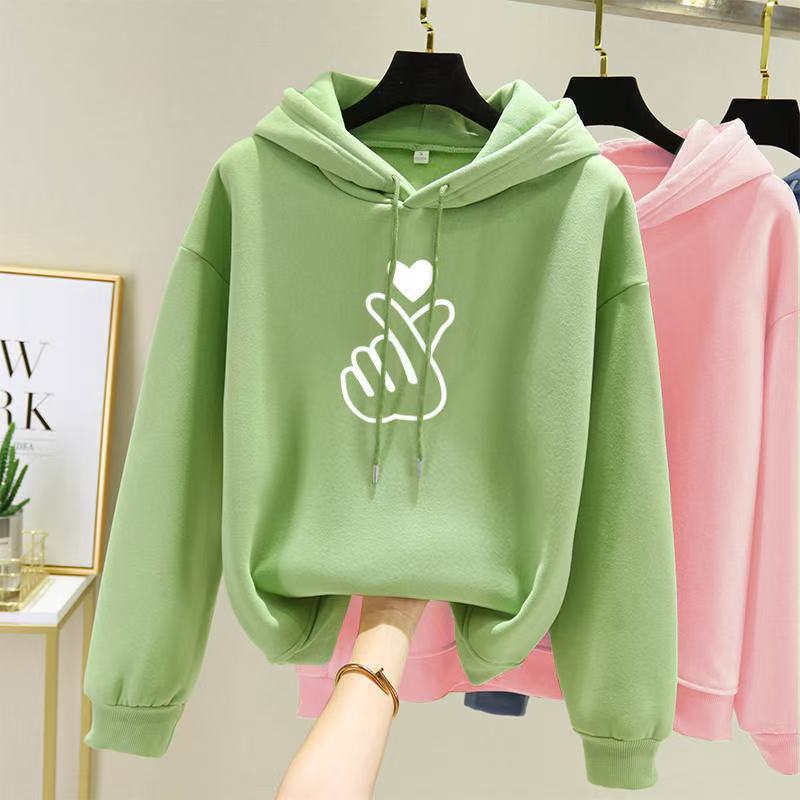 Kvinnors hoodie med konstnärlig hjärtdesign Mirla-Eva Jonsson