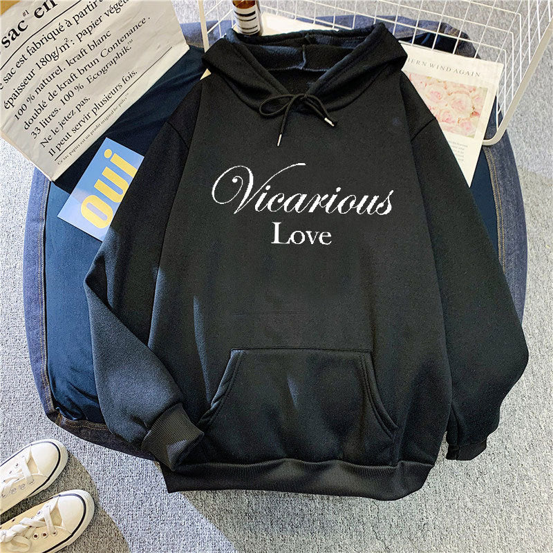 Kvinnors hoodie med konstnärlig text Mirla-Eva Jonsson
