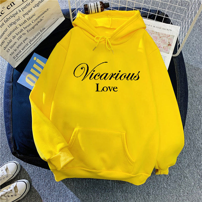 Kvinnors hoodie med konstnärlig text Mirla-Eva Jonsson