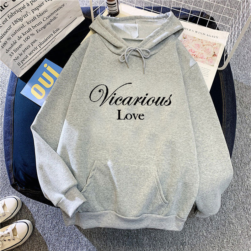 Kvinnors hoodie med konstnärlig text Mirla-Eva Jonsson