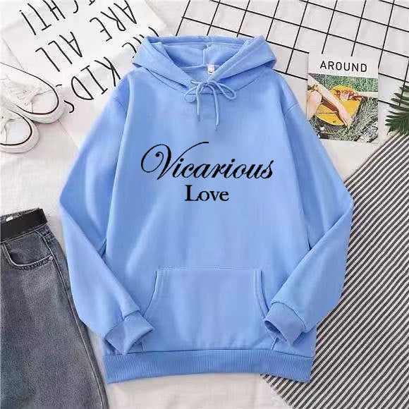 Kvinnors hoodie med konstnärlig text Mirla-Eva Jonsson