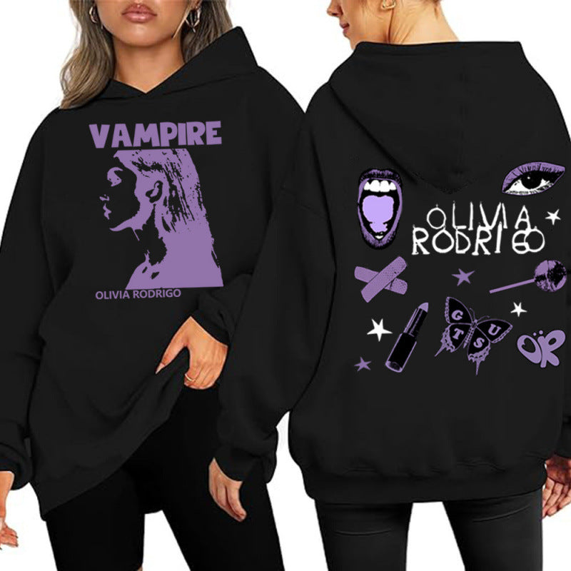 Kvinnors hoodie med konstnärlig vampyrtryck och oversized passform Mirla-Eva Jonsson