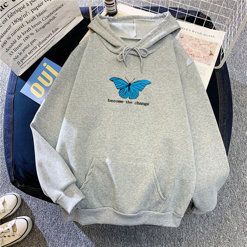 Kvinnors hoodie med kort skärning och unik fjärilsmotiv Mirla-Eva Jonsson