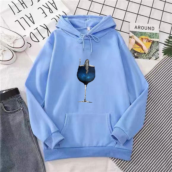 Kvinnors hoodie med kreativ cocktaildesign Mirla-Eva Jonsson
