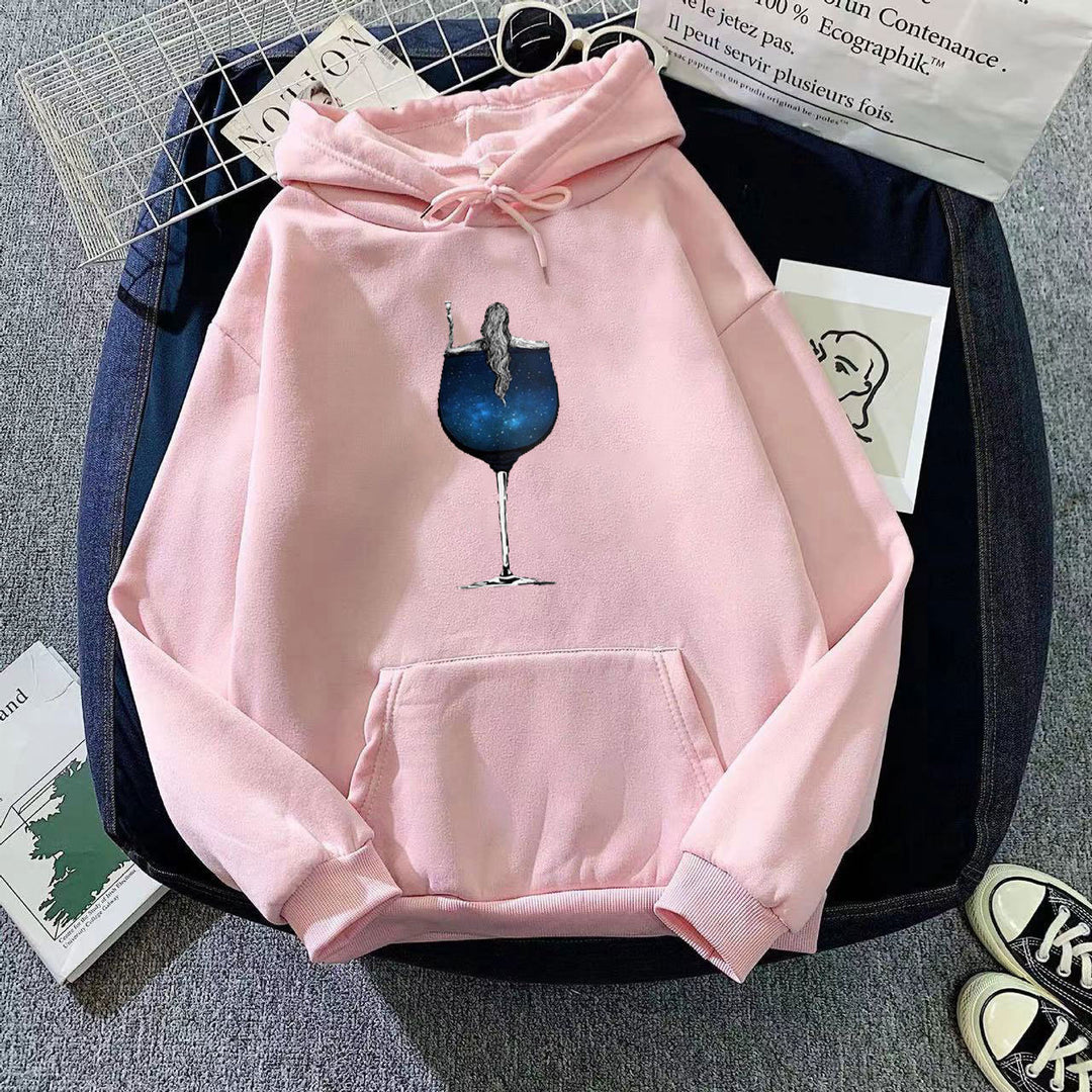 Kvinnors hoodie med kreativ cocktaildesign Mirla-Eva Jonsson