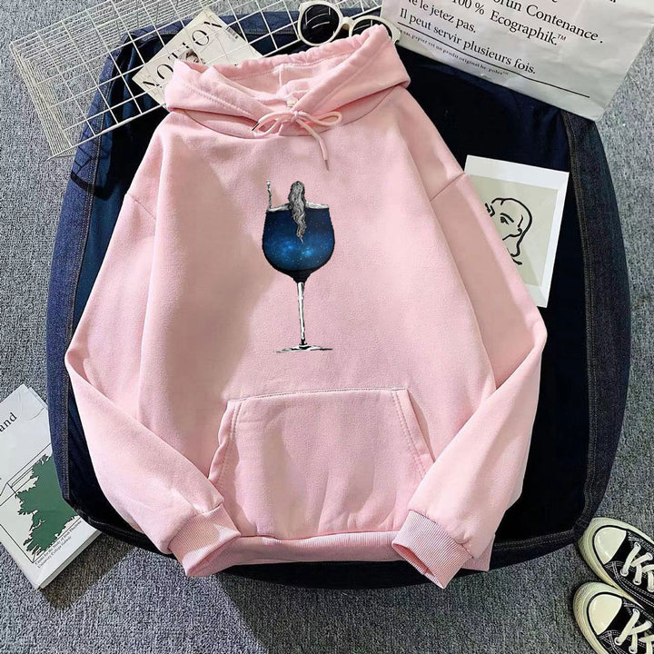 Kvinnors hoodie med kreativ cocktaildesign Mirla-Eva Jonsson