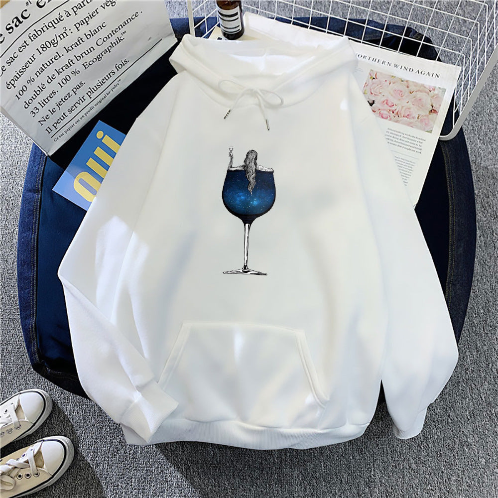 Kvinnors hoodie med kreativ cocktaildesign Mirla-Eva Jonsson