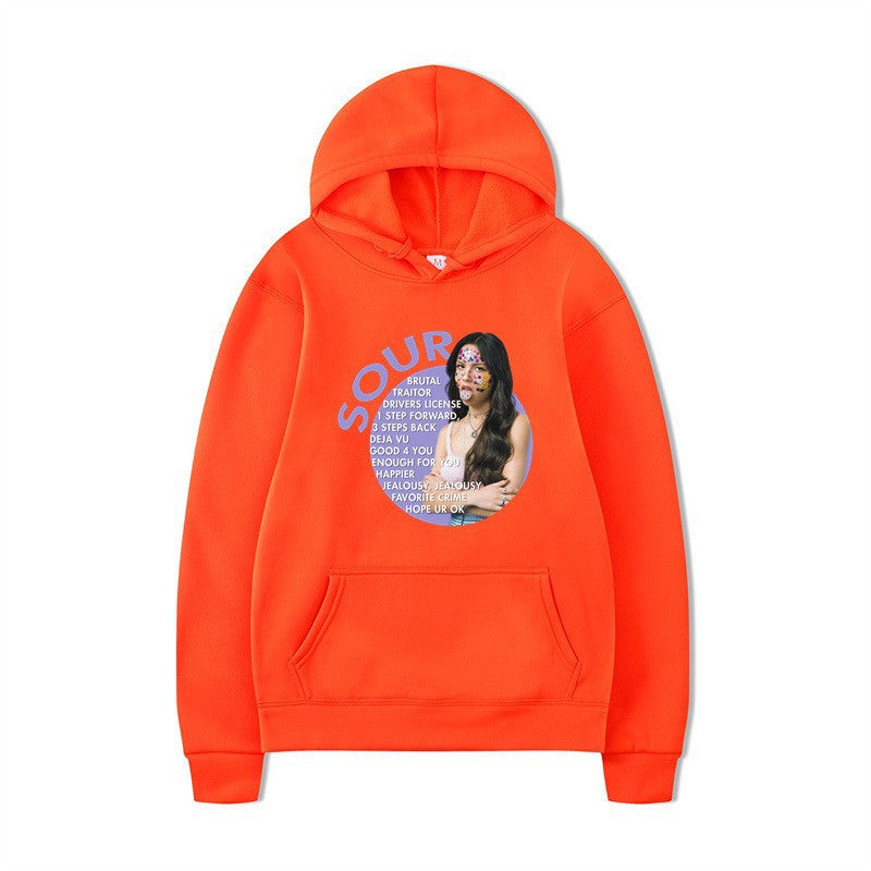 Kvinnors hoodie med kreativ grafisk design och bekväm känguruficka Mirla-Eva Jonsson