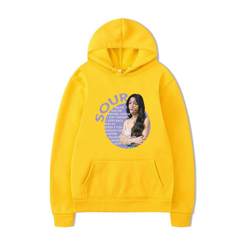 Kvinnors hoodie med kreativ grafisk design och bekväm känguruficka Mirla-Eva Jonsson