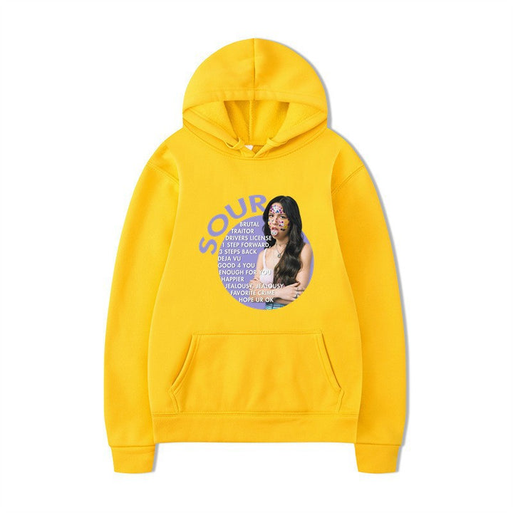 Kvinnors hoodie med kreativ grafisk design och bekväm känguruficka Mirla-Eva Jonsson