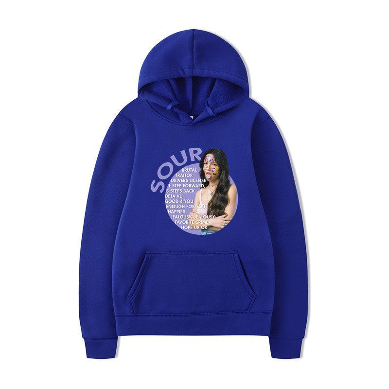 Kvinnors hoodie med kreativ grafisk design och bekväm känguruficka Mirla-Eva Jonsson