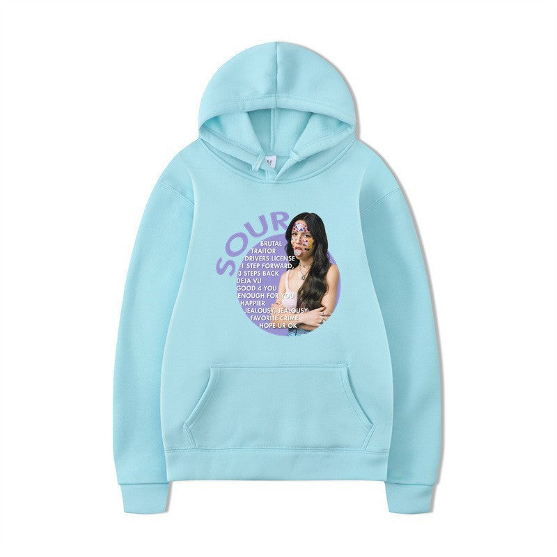 Kvinnors hoodie med kreativ grafisk design och bekväm känguruficka Mirla-Eva Jonsson