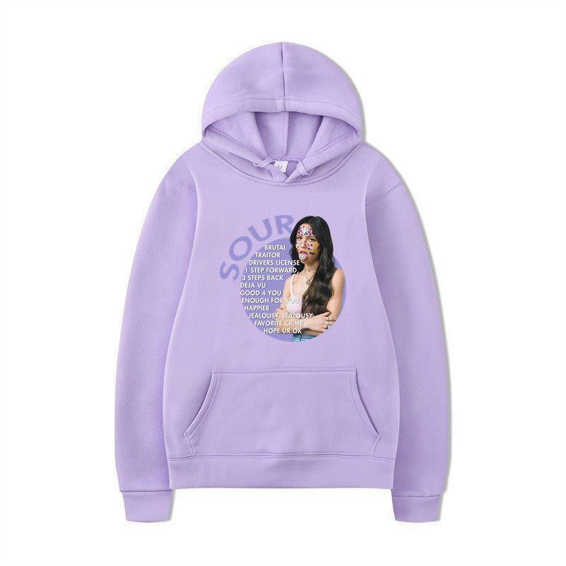 Kvinnors hoodie med kreativ grafisk design och bekväm känguruficka Mirla-Eva Jonsson