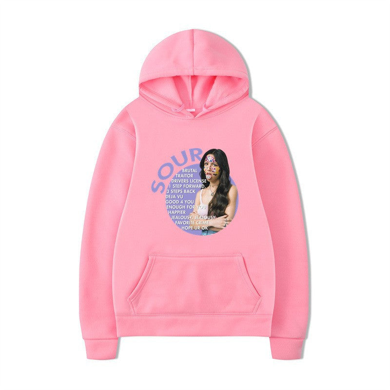 Kvinnors hoodie med kreativ grafisk design och bekväm känguruficka Mirla-Eva Jonsson
