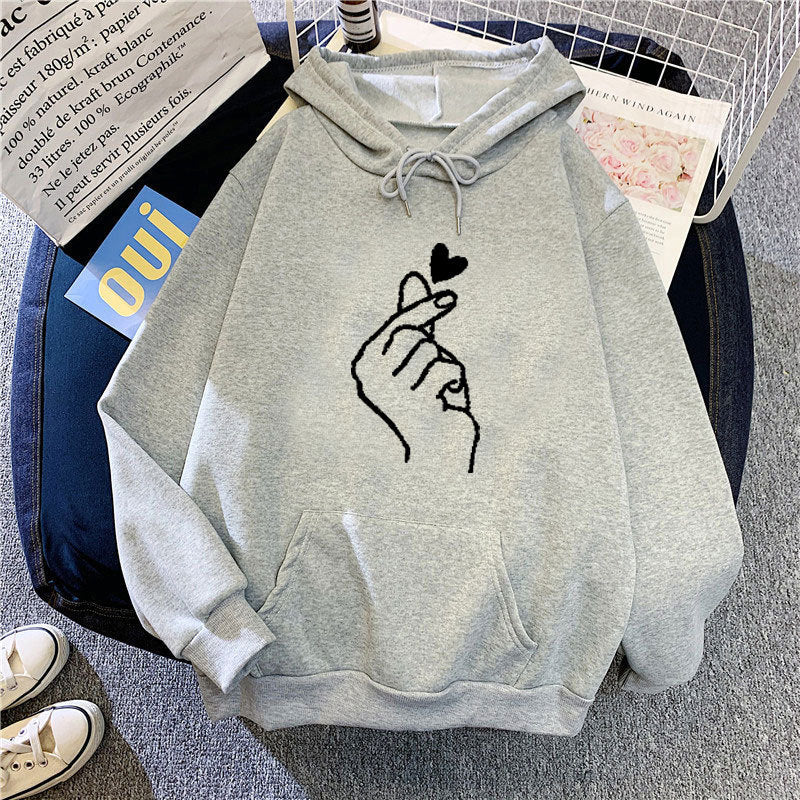 Kvinnors hoodie med kreativ handgrafik Mirla-Eva Jonsson