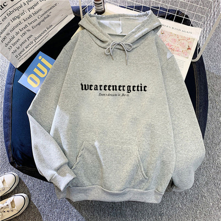 Kvinnors hoodie med kreativ text och bekväm passform Chic & Style-Eva Jonsson