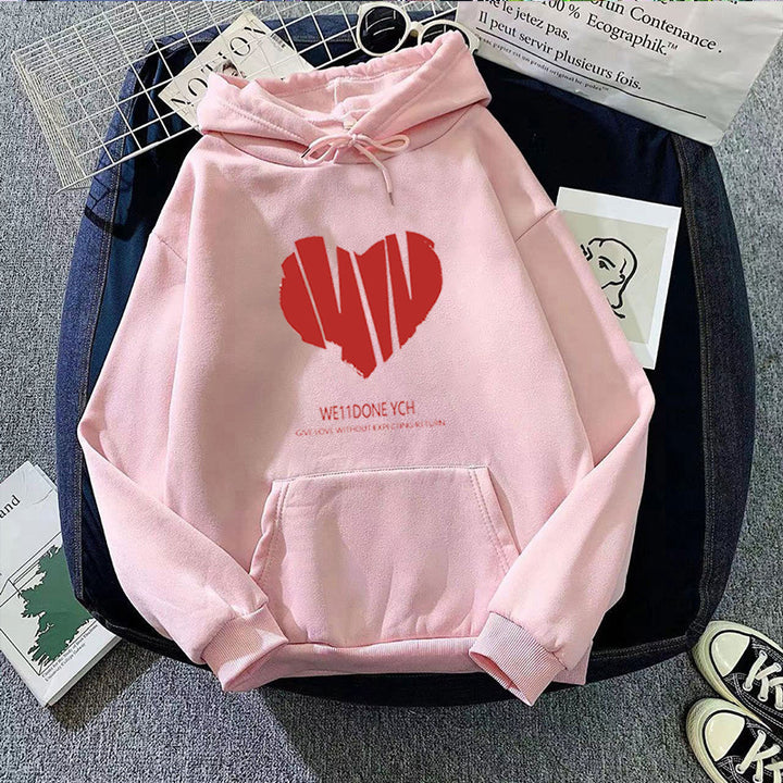 Kvinnors hoodie med kreativt hjärtformigt mönster och stiliga bokstäver Mirla-Eva Jonsson