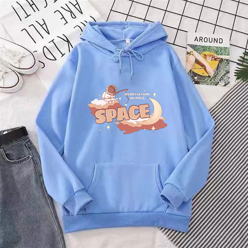 Kvinnors hoodie med kreativt rymddesign Mirla-Eva Jonsson