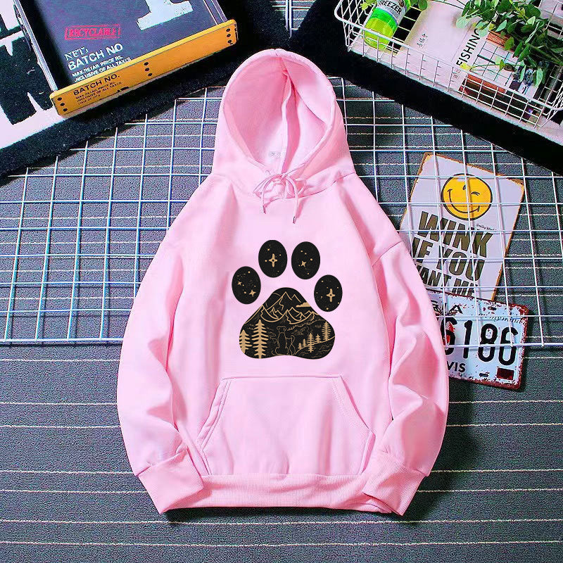 Kvinnors hoodie med kreativt tassavtryck och bergslandskap Mirla-Eva Jonsson