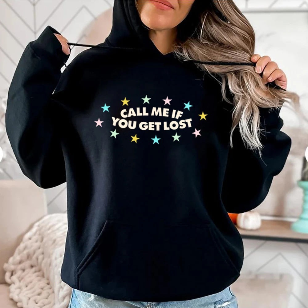 Kvinnors hoodie med kreativt tryck och avslappnad passform Mirla-Eva Jonsson