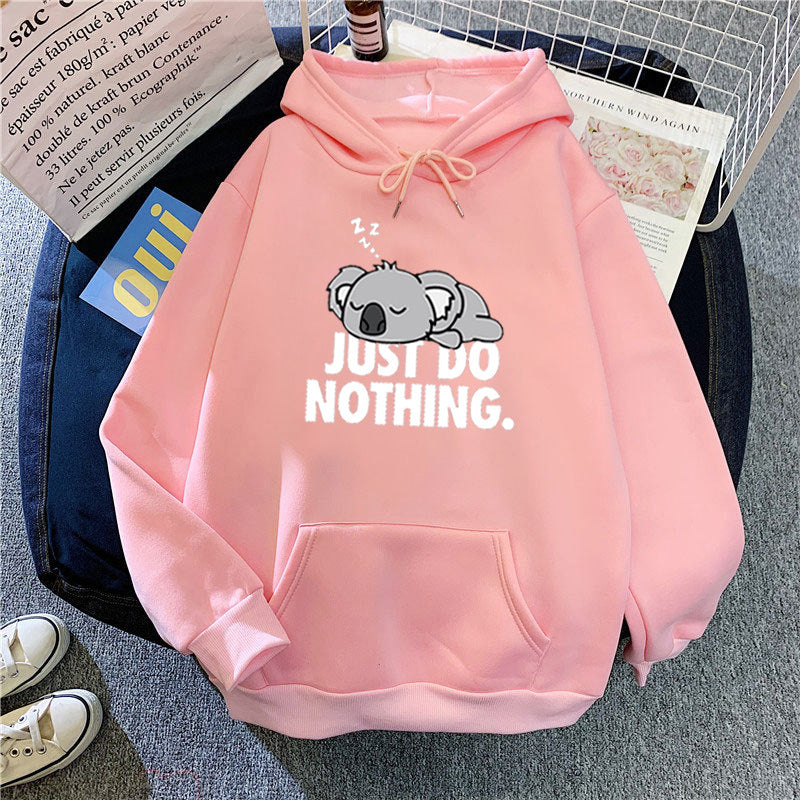Kvinnors hoodie med lekfull design av koala och motiverande text Mirla-Eva Jonsson