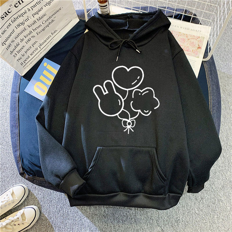Kvinnors hoodie med lekfull grafisk design Mirla-Eva Jonsson