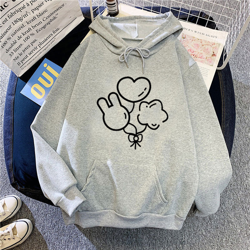 Kvinnors hoodie med lekfull grafisk design Mirla-Eva Jonsson