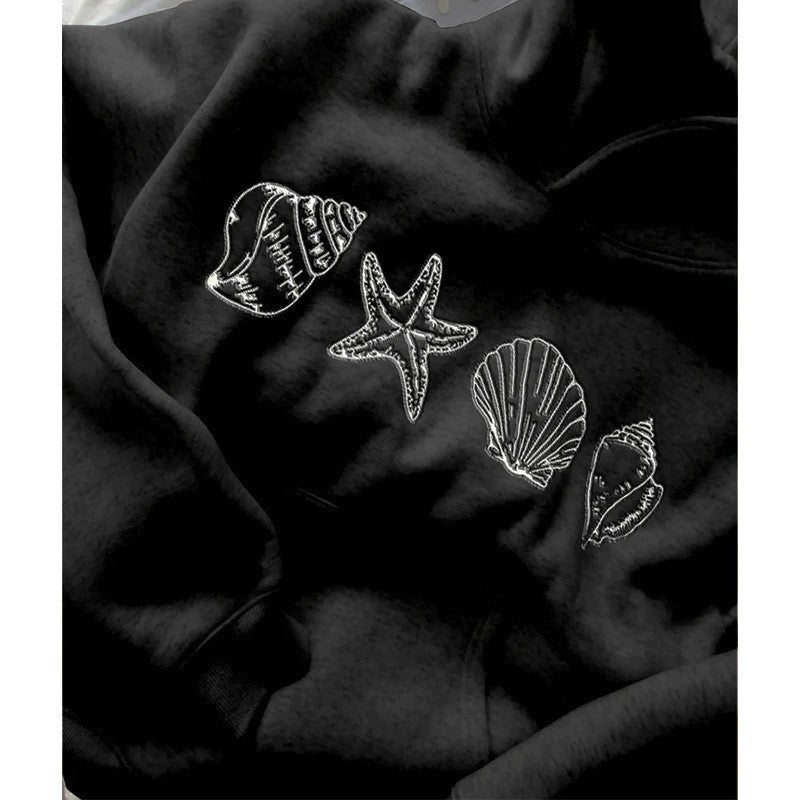 Kvinnors hoodie med maritimt motiv och mjukt tyg Mirla-Eva Jonsson