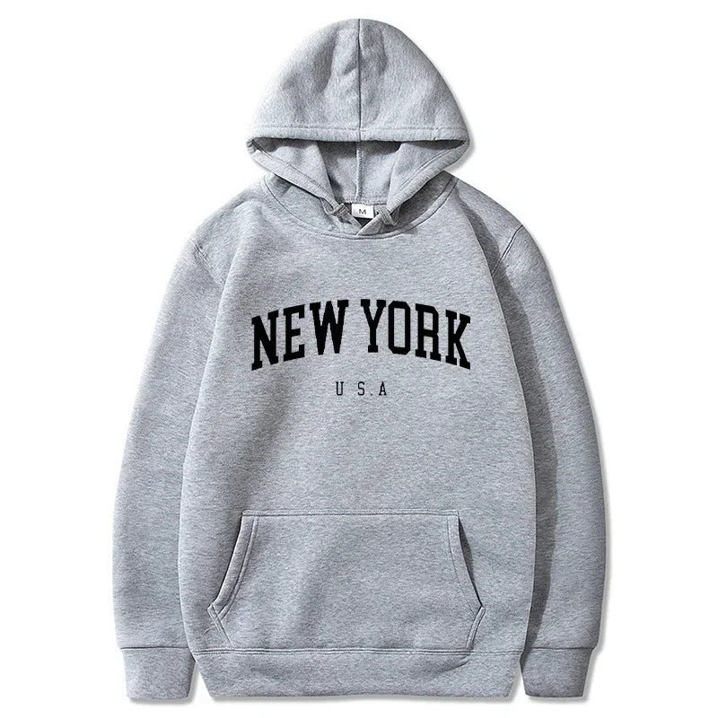 Kvinnors hoodie med moderiktigt New York-motiv och bekväm passform Mirla-Eva Jonsson