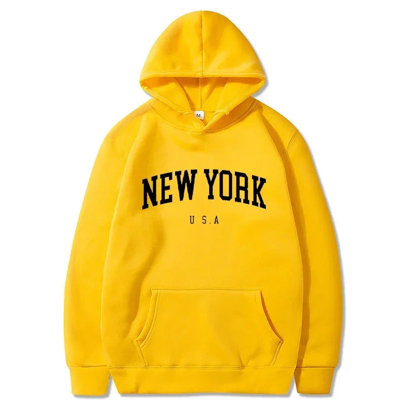 Kvinnors hoodie med moderiktigt New York-motiv och bekväm passform Mirla-Eva Jonsson