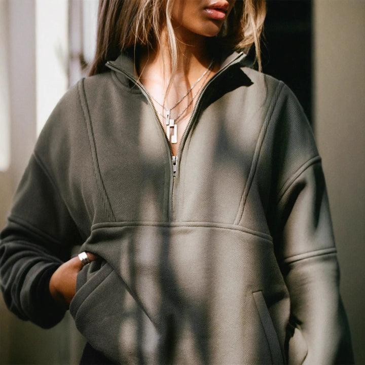 Kvinnors hoodie med modern ståkrage och utmärkt passform Mirla-Eva Jonsson