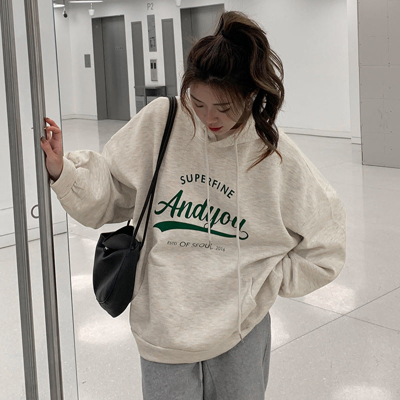 Kvinnors hoodie med modern text och avslappnad passform-Eva Jonsson