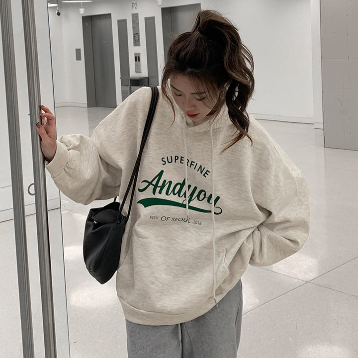 Kvinnors hoodie med modern text och avslappnad passform-Eva Jonsson