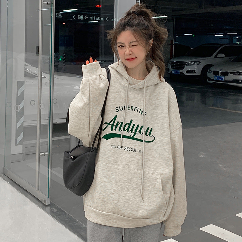 Kvinnors hoodie med modern text och avslappnad passform-Eva Jonsson