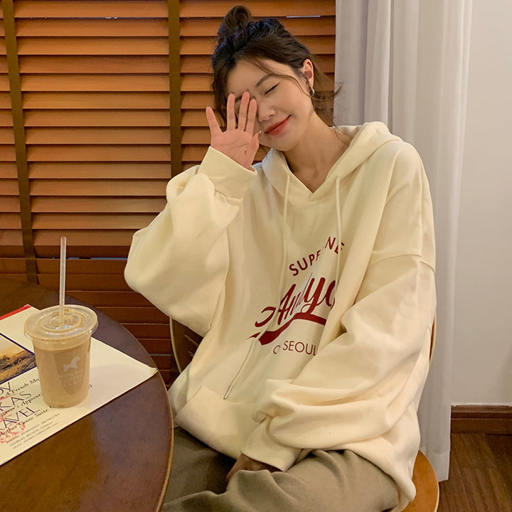 Kvinnors hoodie med modern text och avslappnad passform-Eva Jonsson