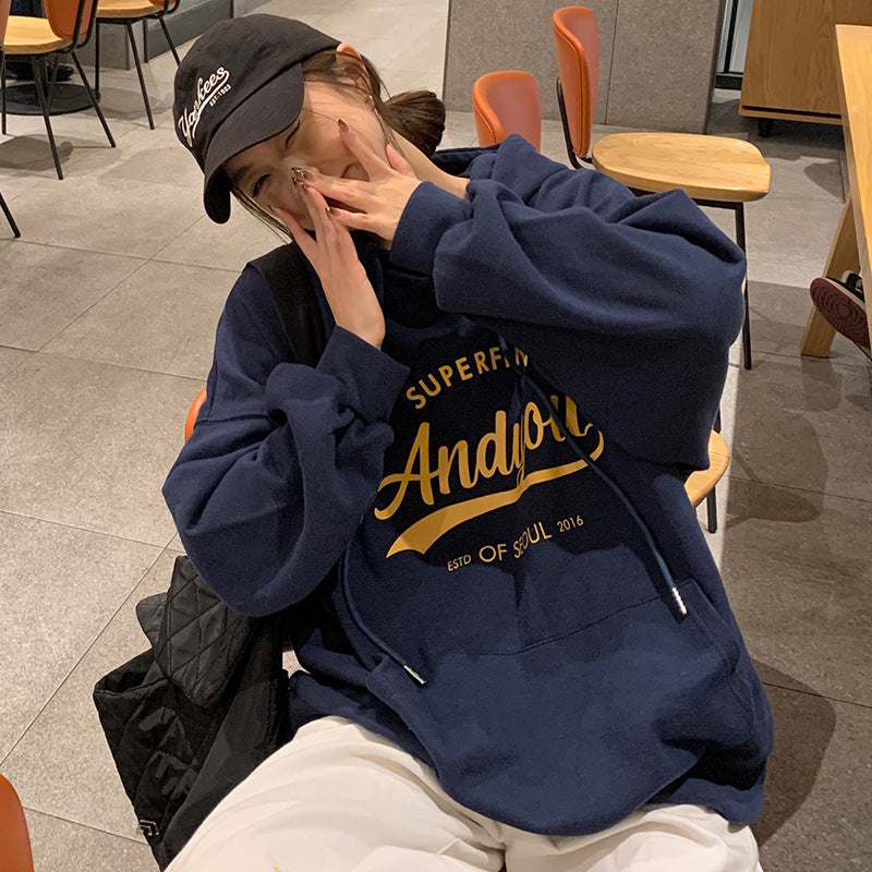 Kvinnors hoodie med modern text och avslappnad passform-Eva Jonsson