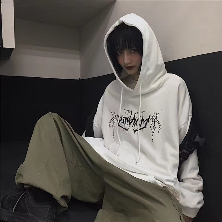 Kvinnors hoodie med modern text och avslappnad passform Mirla-Eva Jonsson
