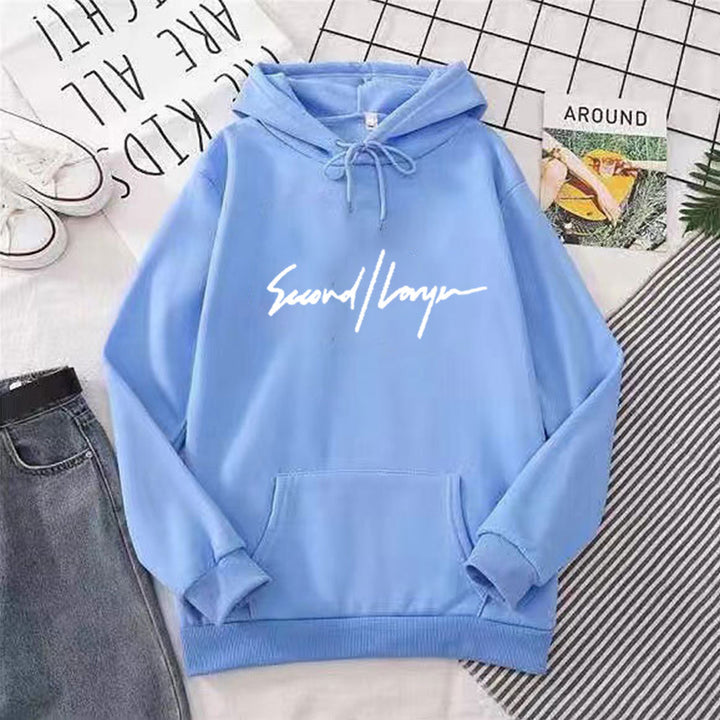 Kvinnors hoodie med modern text och bekväm passform Mirla-Eva Jonsson