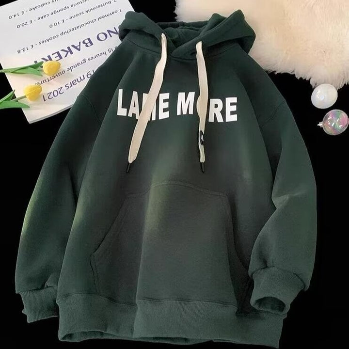 Kvinnors hoodie med modern text och exklusiv design Mirla-Eva Jonsson