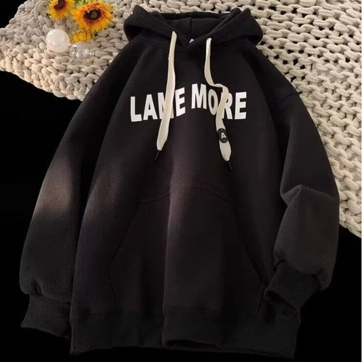 Kvinnors hoodie med modern text och exklusiv design Mirla-Eva Jonsson