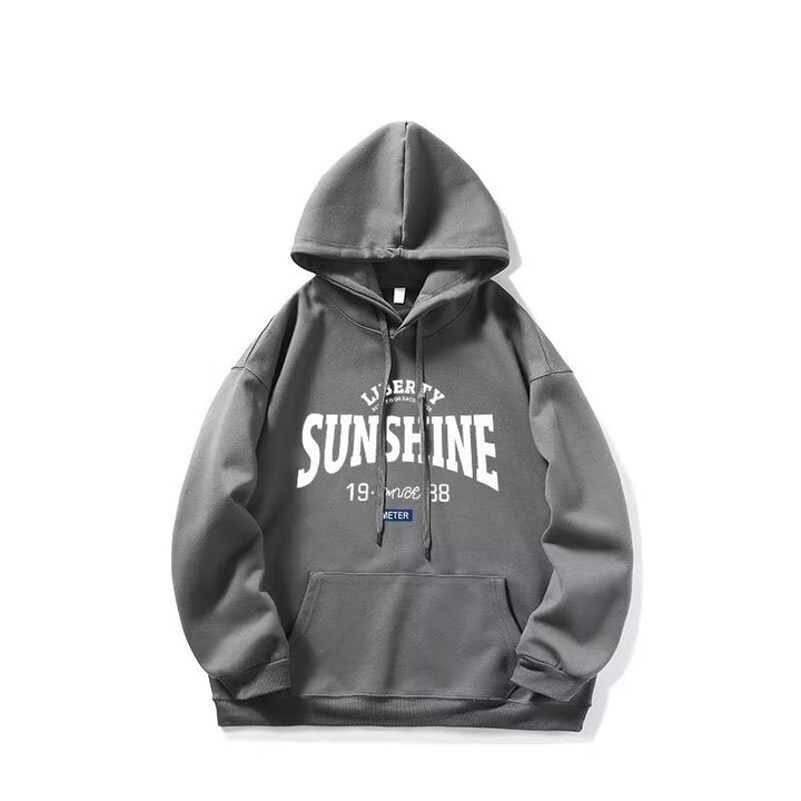 Kvinnors hoodie med modern text och praktisk känguruficka Mirla-Eva Jonsson
