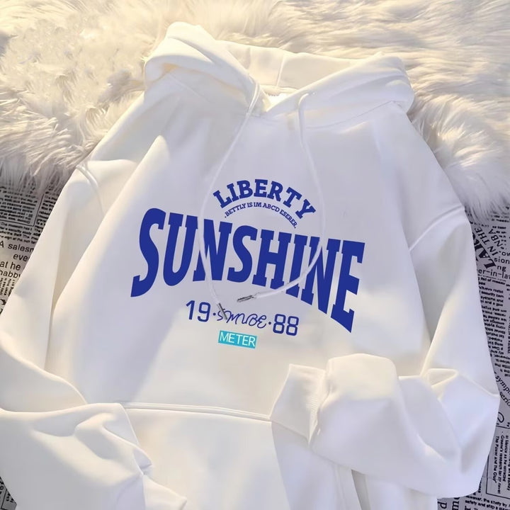 Kvinnors hoodie med modern text och praktisk känguruficka Mirla-Eva Jonsson