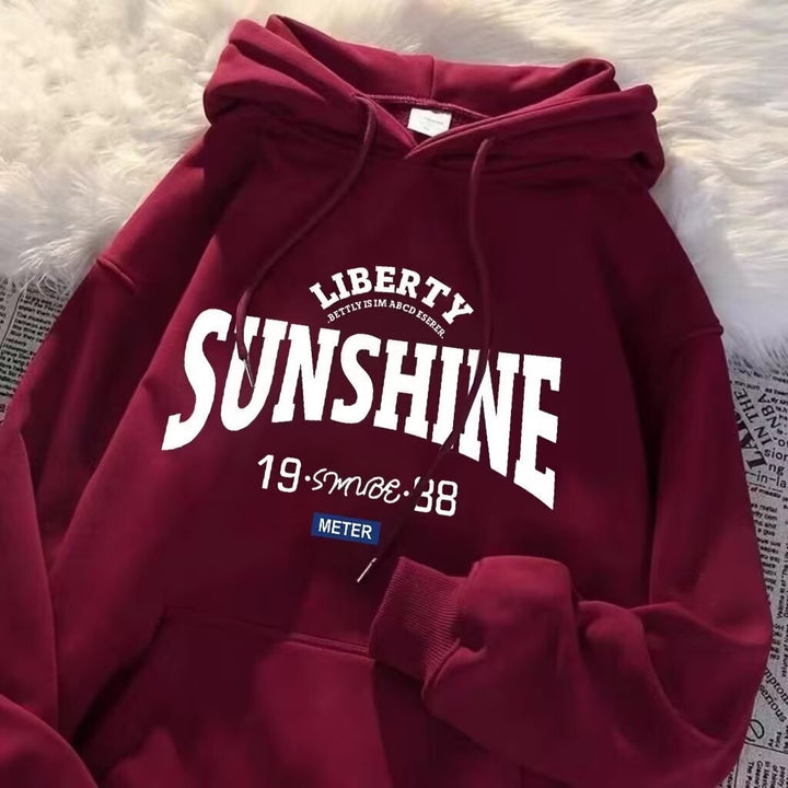 Kvinnors hoodie med modern text och praktisk känguruficka Mirla-Eva Jonsson