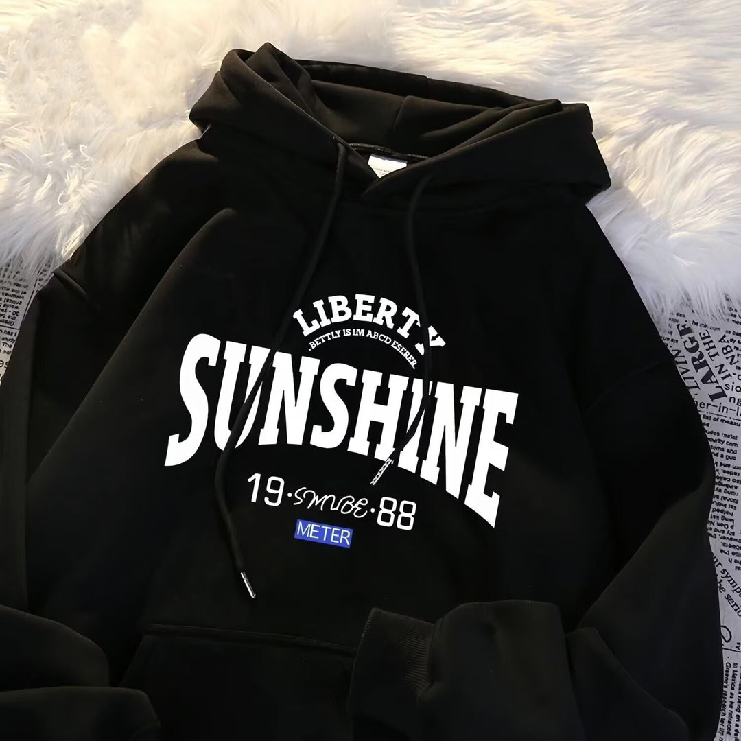 Kvinnors hoodie med modern text och praktisk känguruficka Mirla-Eva Jonsson