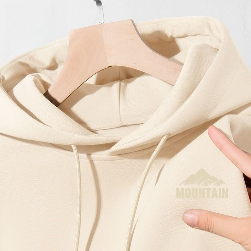 Kvinnors hoodie med modernt bergsmotiv och praktiska fickor Mirla-Eva Jonsson