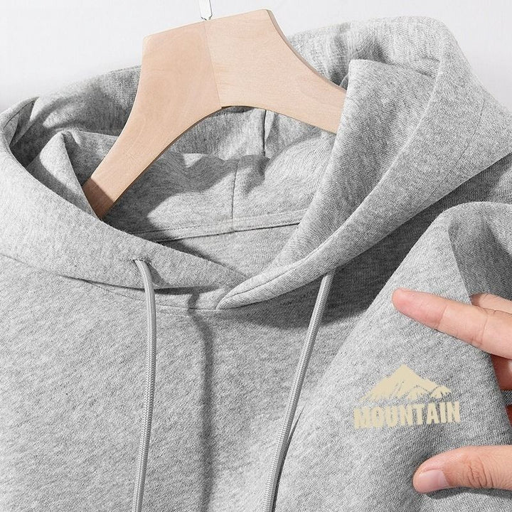 Kvinnors hoodie med modernt bergsmotiv och praktiska fickor Mirla-Eva Jonsson