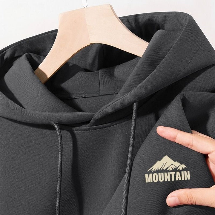 Kvinnors hoodie med modernt bergsmotiv och praktiska fickor Mirla-Eva Jonsson