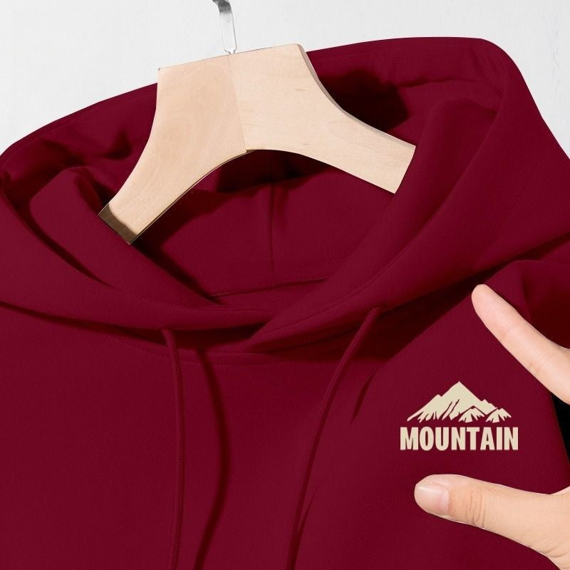 Kvinnors hoodie med modernt bergsmotiv och praktiska fickor Mirla-Eva Jonsson