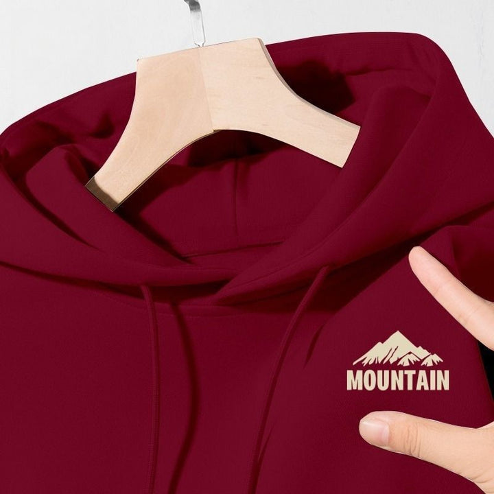 Kvinnors hoodie med modernt bergsmotiv och praktiska fickor Mirla-Eva Jonsson