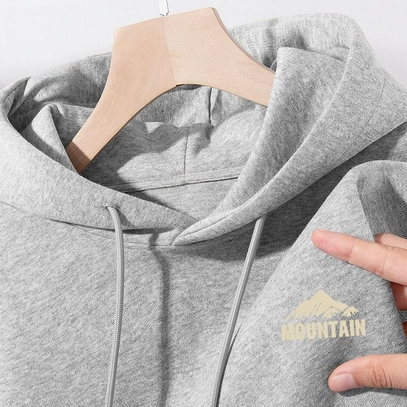 Kvinnors hoodie med modernt bergsmotiv och praktiska fickor Mirla-Eva Jonsson